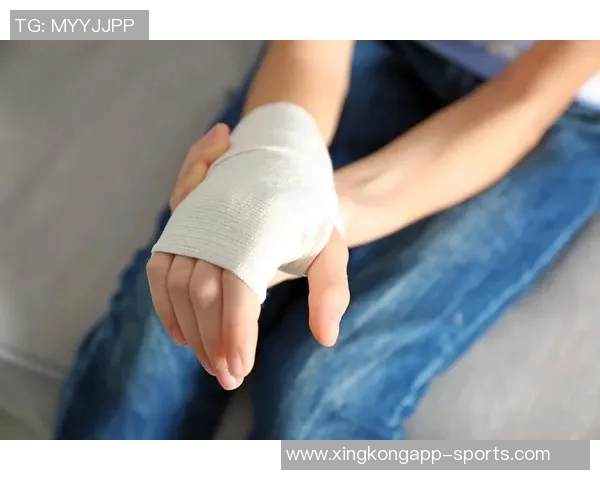 浓眉赛前训练状态良好左臂吊带固定手缠绷带展现积极心态