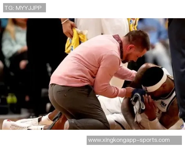 文班遭遇膝盖撞击倒地迅速回更衣室检查现已重返赛场状态良好 文班遭遇膝盖撞击倒地迅速回更衣室检查现已重返赛场状态良好